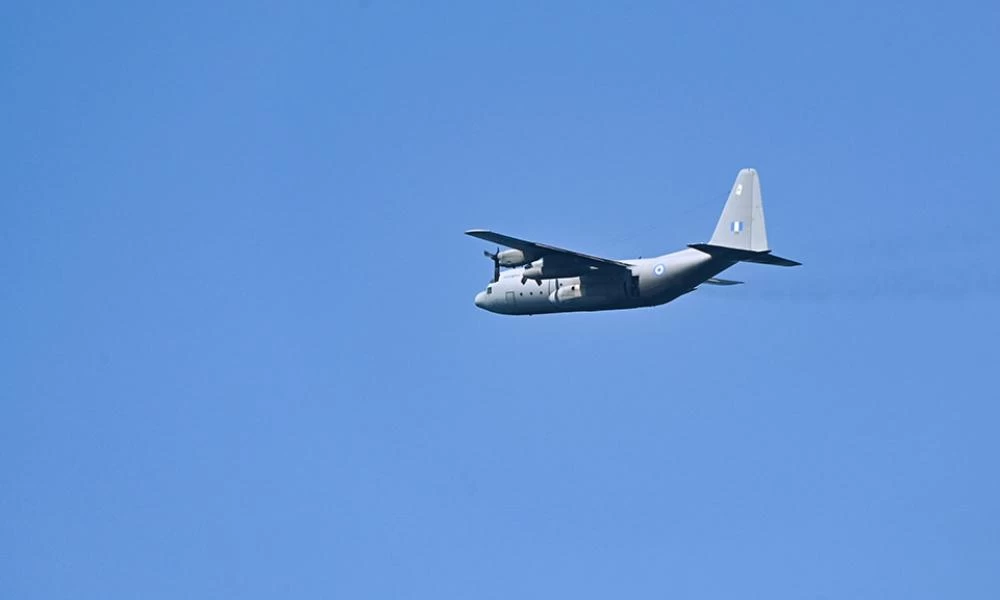 C-130 μετέφερε στην Αθήνα 12χρονο αγόρι και 38 ημερών βρέφος με κορονοϊό
